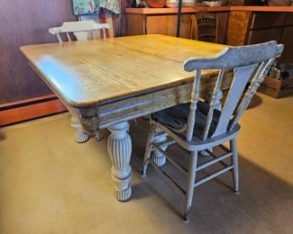 Antique oak table with 2 extra leaves