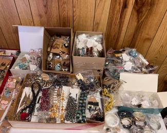 Fashion jewelry:costume jewelry