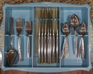 Oneidaware flatware with tray