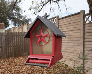Squirrel proof bird feeder