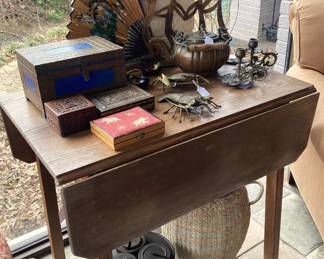Drop leaf table
