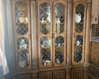 Eye-catching China/display cabinet