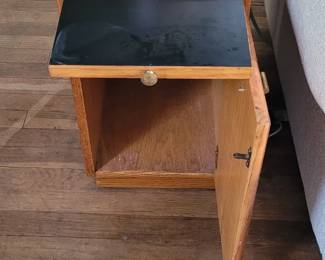 Oak side table with pull-out shelf