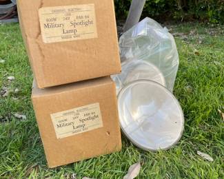 VERY RARE from World War Two - Signaling Searchlight 97203 US Navy WWII Includes light, stand, scope and scope case, and 4 extra bulbs. US Metal Products Co New York Navy Cont N0bs 20291