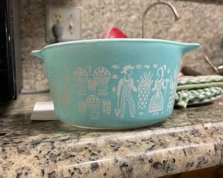 Vintage Pyrex Amish butterprint casserole dish
