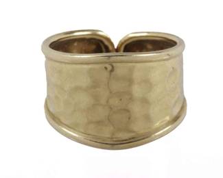 Ladies Hammered Cigar Band Ring
Estimate
$200
-
$300
