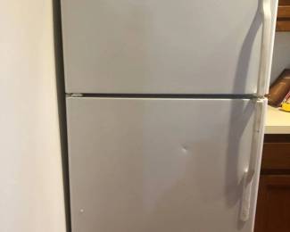 GE Refrigerator with Freezer on Top