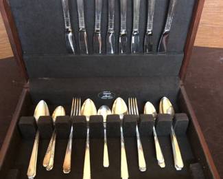 Vintage Oneida Ltd Rogers US Silverplated Flatware 30 pieces in Wooden Box