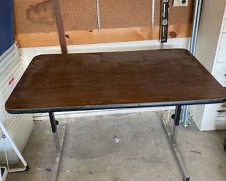 Adjustable table (1 of 4)