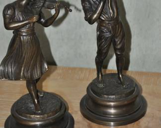 Up Close View of the Lovely Bronze Statuette "Couple De Musiciens" Plate Signed by Fonderia Lancini, 11"Tall