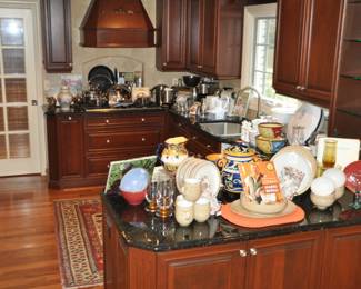 Lovely Kitchen Overflowing with Great Kitchenware!