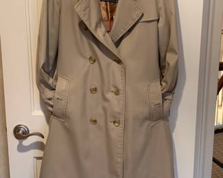 Vintage Burberrys Woman's Double Breasted Classic Trench Coat,  Made in England With Detachable Wool Lining in a Size Small