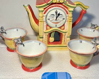 Retired dept56 Hickory Dickory Dock Handpainted Teapot and 4 cups
Lot 68 item # 1751