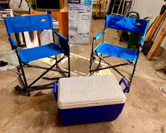 2 Guidesman folding chairs w/side tray