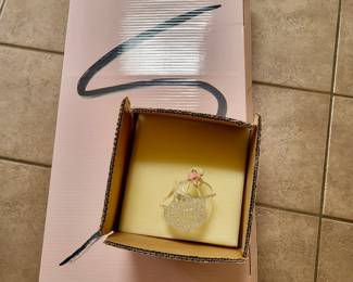 Gloria Vanderbilt doll w/glass Swan - never out of the box