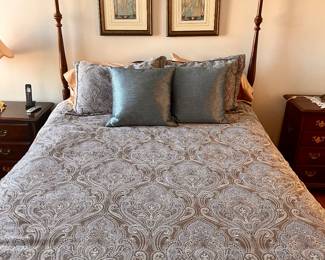 Queen bedding w/matching pillows 