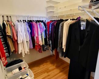 LOT OF WONDERFUL LADIE'S CLOTHES - sizes L to ex-Large 