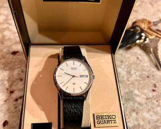 Men's Seiko Quartz watch w/case 