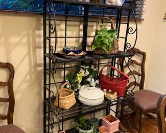 Okay, it's later now.  There are four shelves in this nice rack.