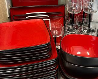 Home Trends Red and Black Dinnerware 30 pcs