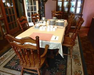 Large oak dinning table with 6 chairs and leaves.