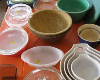 Pyrex, fire king and other kitchen bowls.
