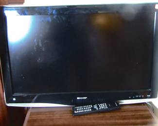 37 inch Sanyo color television (working) with remove.