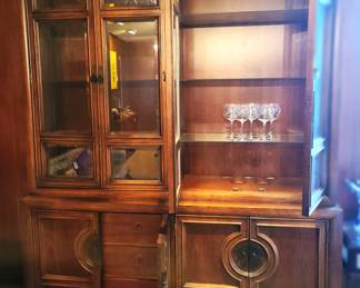 MIUD CENTURY MODERN CHINOISERIE LIGHTED CHINA CABNEYT RAYMOND SABOTA CHUN HUA MING ASIAN CENTIRY FURNITURE 1970s WOOD WITH BRASS DETAIL 62 IN TALL 