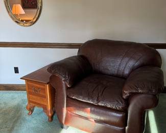 La-Z-Boy Leather Chair (36"D x 40"W x 32" Back Height) 