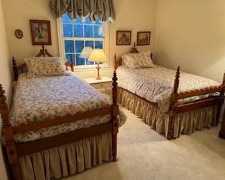 Matching 4 Poster Spindle Leg Twin Beds