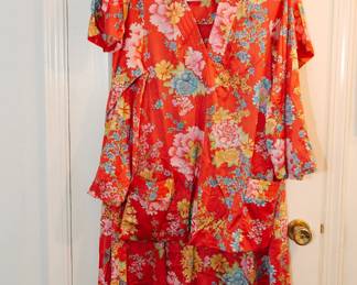 Vintage Vanity Fair pajamas with matching robe!  Size small