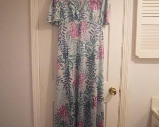 Satin Vanity Fair vintage nightgown with a deep v-neckline and short sleeves, Size 36