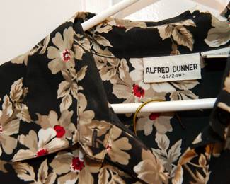 Tag detail of vintage Alfred Dunner skirt and blouse set in a taupe and red floral pattern on a black field, featuring a short sleeved button up top and knee length skirt, Size 44/24W