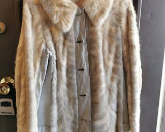 Stunning vintage taupe leather jacket with fur details in excellent shape
