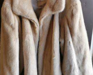 Lovely vintage oversized sand colored fur jacket featuring wide sleeves and a zip closure by Keim Furs Chicago Illinois, perfect to achieve that vintage mob boss wife aesthetic