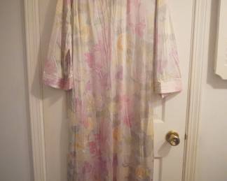 Vanity Fair vintage soft pink floral long sleeve nightgown with a keyhole neckline, Size 16