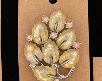 Charming Lisner pin/brooch nature jeweley in a leaf shape