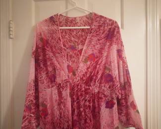 Bodice detail of lovely pink floral vintage Vanity Fair long sleeve robe/cover-up, Size Large