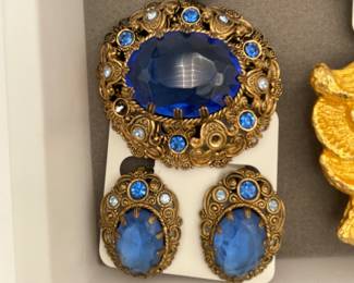 Gorgeous vintage ornate blue faceted gemstone and brass filigree pin with matching post earrings