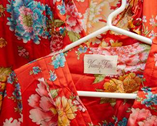 Label in the vintage Vanity Fair pajamas with matching robe!  Size small