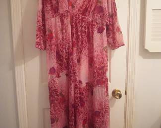 Lovely pink floral vintage Vanity Fair long sleeve robe/cover-up, Size Large