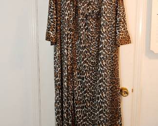 Vintage Vanity Fair robe in a leopard print, size medium