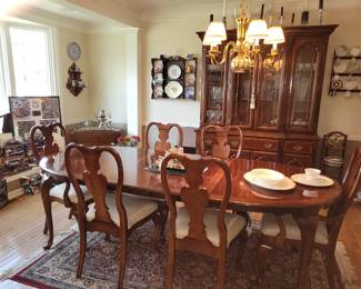 Pristine dining table & 8 chairs