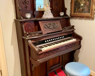 Reed organ in working condition