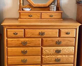 CHEST OF DRAWERS W/VANITY MIRROR