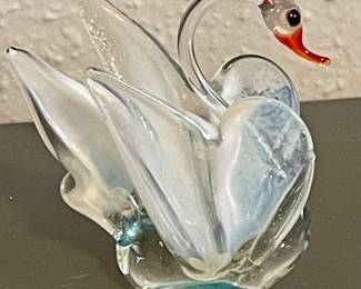 MINIATURE BLOWN GLASS SWAN SCULPTURE