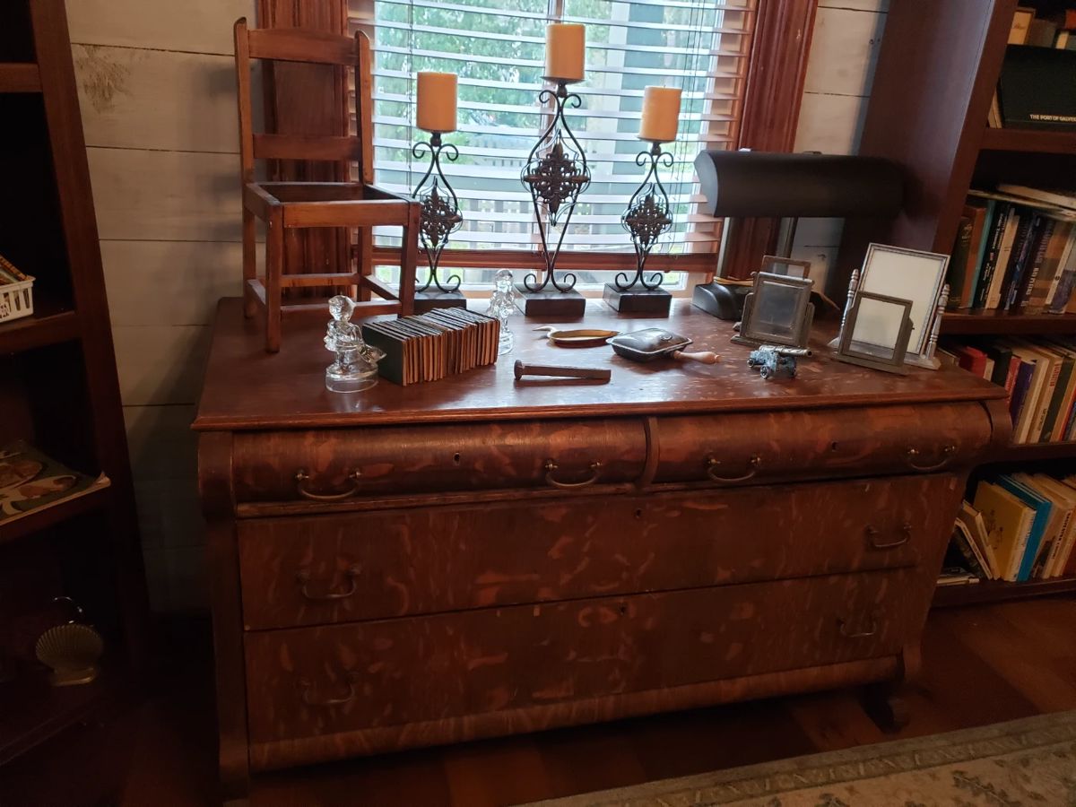 ANTIQUE CHEST 