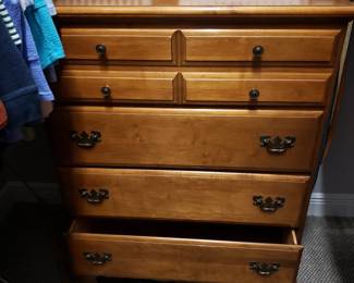 VINTAGE CHEST OF DRAWERS