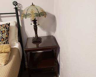 END TABLE AND LAMP WITH GLASS SHADE