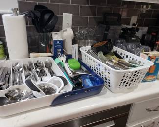 KITCHENWARE, STAINLESS FLATWARE & UTENSILS